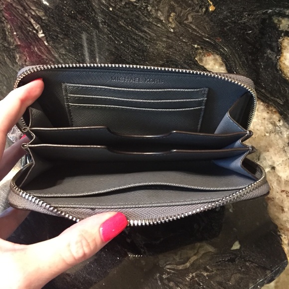 🆑👊WorkWeek Chic HP👊Michael Kors Wallet Wristlet - Picture 3 of 4